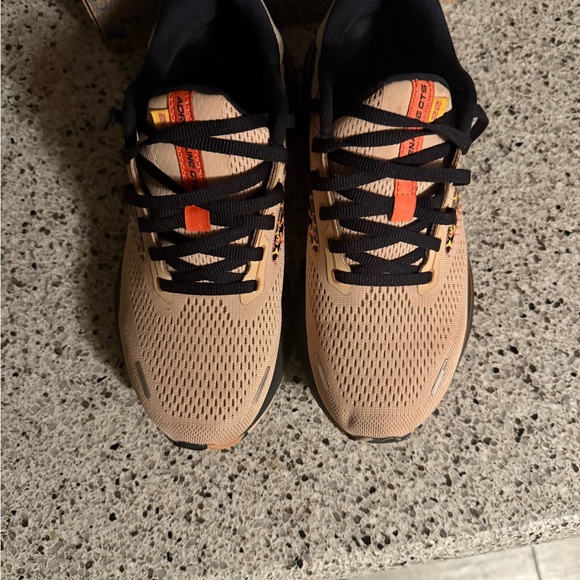 Brooks adrenaline GTS like new! - Picture 2 of 10